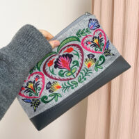 kosmetichka-dorozhnya-zhinocha-lovely-serdtsa-na-serom-fone-2