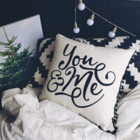 podushka-iz-mishkovini-z-pomponami-you-me-45x45-sm