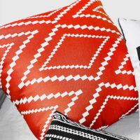 navolochka-oksamitova-dlya-podushki-ornament-s-rombov-na-krasnom-fone-45x45-sm-45bn_casa011