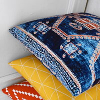 navolochka-oksamitova-dlya-podushki-krasno-belyj-ornament-na-sinem-fone-45x45-sm-45bn_casa007