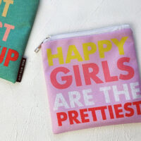 kosmetichka-kvadratna-basic-happy-girls-are-the-prettiest-16x16-sm-kb_19m022_wh