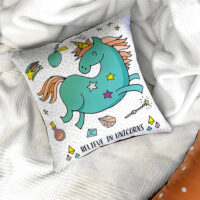 podushka-z-printom-gabardinova-believe-in-unicorns-edinorog-50x50-sm-5p_fam003
