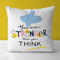 podushka-z-printom-gabardinova-you-are-stronger-than-you-think-50x50-sm-5p_casa025