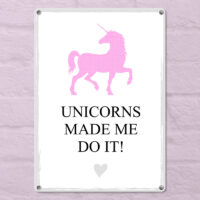 metaleva-tablichka-unicorns-made-me-do-it-26h18-5-sm-met_20j050_wh
