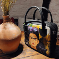 sumka-zhinocha-kitto-frida-kalo-30x20x9-sm-ski_20f007_bl