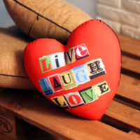 podushka-sertse-live-laugh-love-37x37-sm-4ps_15l037