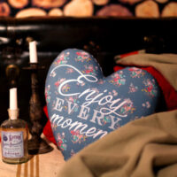 podushka-sertse-enjoy-every-moment-37x37-sm-4ps_15l095