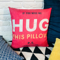 podushka-z-printom-gabardinova-if-you-miss-me-hug-this-pillow-krasnaya-50x50-sm-5p_19l015