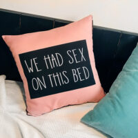 podushka-z-printom-gabardinova-we-had-sex-on-this-bed-30x30-sm-3p_19l008
