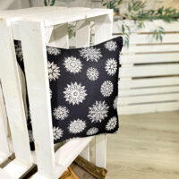 podushka-z-mishkovini-snizhinki-na-chornomu-foni-45x45-sm-45phb_22ng009