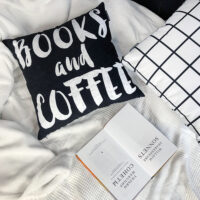 podushka-divanna-z-oksamitu-books-and-coffee-45x45-sm-45bp_urb018
