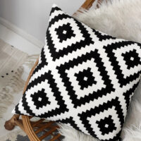 podushka-divanna-z-oksamitu-chorno-bilij-geometrichnij-romb-45x45-sm-45bp_tfl017