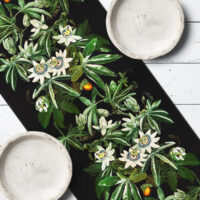 dorizhka-na-stil-ranner-kvituchi-roslini-na-chornomu-foni-150x40-sm-dr_23f035