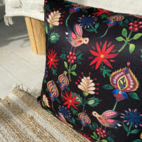 podushka-divanna-z-oksamitu-maki-voloshki-na-temnomu-foni-45x45-sm-45bp_23m002