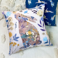 podushka-divanna-z-oksamitu-krolik-i-kviti-45x45-sm-45bp_23m042