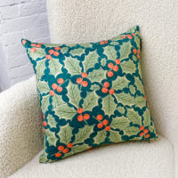 podushka-divanna-z-oksamitu-duh-svyata-45x45-sm-45bp_23ng014