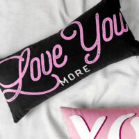 podushka-dekorativna-oksamitova-love-you-more-50x24-sm-52bp_21l007