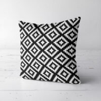 podushka-dekorativna-soft-bilij-geometrichnij-romb-na-chornomu-foni-45x45-sm-45pst_joy014
