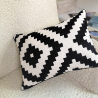 podushka-interyerna-z-mishkovini-chorno-bilij-geometrichnij-romb-45x32-sm-43phb_casa013