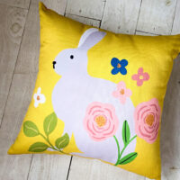 podushka-dekorativna-soft-krolik-ta-kviti-na-zhovtomu-foni-45x45-sm-45pst_23m015