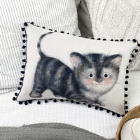 podushka-iz-mishkovini-z-pomponami-koshenya-45x32-sm-43phbp_23ny002