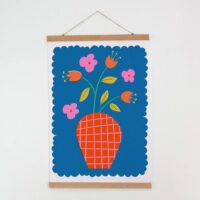 poster-tkaninnij-na-stinu-vaza-z-kvitami-na-sinomu-tli-60h93-sm-tpsr_25f006