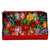 kosmetichka-dorozhnya-zhinocha-lovely-kviti-na-chornomu-tli-z-chervonim-shkirozaminnikom-26x15x8-sm-kk_14m030_kr