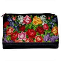 kosmetichka-dorozhnya-zhinocha-lovely-kviti-na-chornomu-foni-26x15x8-sm-kk_14m068_bl