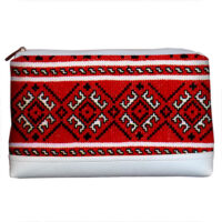 kosmetichka-dorozhnya-zhinocha-lovely-ukrayinskij-ornament-chervonij-z-bilim-shkirozaminnikom-26x15x8-sm-kk_ukr004_wh
