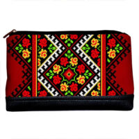 kosmetichka-dorozhnya-zhinocha-lovely-kvitkovij-ornament-na-chervonomu-foni-26x15x8-sm-kk_ukr021_bl