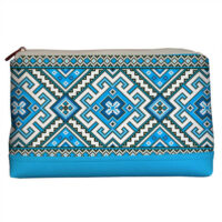 kosmetichka-dorozhnya-zhinocha-lovely-ukrayinskij-blakitnij-ornament-26x15x8-sm-kk_15ukr013_gol