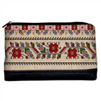 kosmetichka-dorozhnya-zhinocha-lovely-ukrayinskij-motiv-z-chornim-shkirzamom-26x15x8-sm-kk_15ukr033_bl