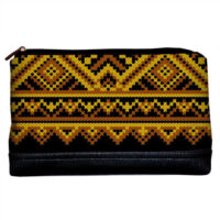 kosmetichka-dorozhnya-zhinocha-lovely-ukrayinskij-zhovto-chornij-ornament-26x15x8-sm-kk_15ukr034_bl