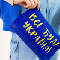 kosmetichka-dorozhnya-zhinocha-lovely-vse-bude-ukrayina-26x15x8-sm-kk_22u015_si