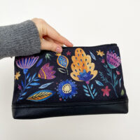 kosmetichka-dorozhnya-zhinocha-lovely-listya-26x15x8-sm-kk_ffl007_bl
