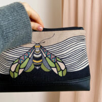 kosmetichka-dorozhnya-zhinocha-lovely-komaha-26x15x8-sm-kk_tro006_bl