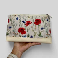 kosmetichka-dorozhnya-zhinocha-lovely-polovi-kviti-na-bilomu-foni-26x15x8-sm-kk_22u017_sbr