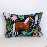 podushka-interyerna-z-mishkovini-kin-i-nichni-kviti-45x32-sm